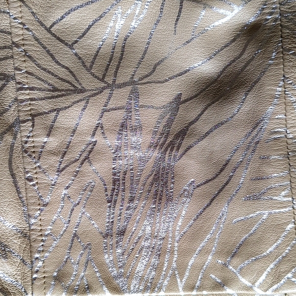 VTG Beige Leather Skirt With Silver Leaf Design, Women's Sz 6, 2 Front Pockets - Picture 9 of 9
